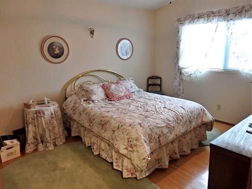 4809 Riverside Drive, Vermilion, AB - Indoor Photo Showing Bedroom