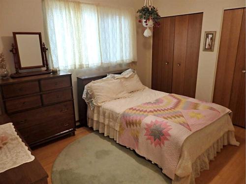 4809 Riverside Drive, Vermilion, AB - Indoor Photo Showing Bedroom