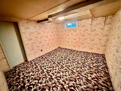 1122 3 Avenue, Wainwright, AB - Indoor Photo Showing Bedroom