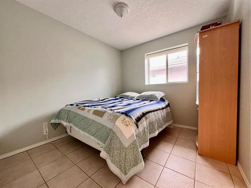 936 15 Street, Wainwright, AB - Indoor Photo Showing Bedroom