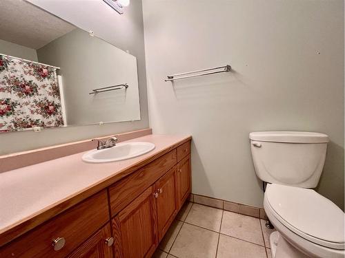 936 15 Street, Wainwright, AB - Indoor Photo Showing Bathroom