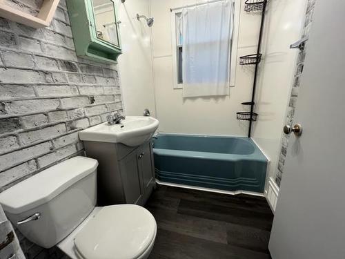 301 3 Street North, Marwayne, AB - Indoor Photo Showing Bathroom