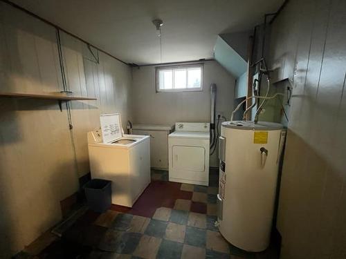 301 3 Street North, Marwayne, AB - Indoor Photo Showing Laundry Room