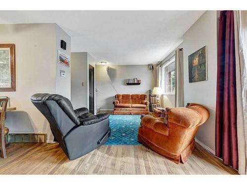 5-3018 56 Avenue, Lloydminster, AB - Indoor Photo Showing Living Room