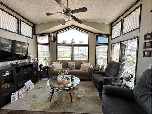 1201 Oak Avenue, Lac Des Iles, SK - Indoor Photo Showing Living Room