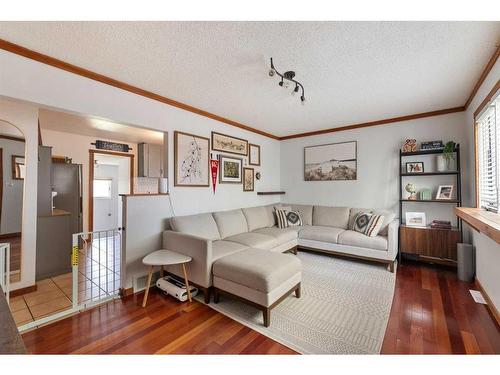 5116 54A Street, Lloydminster, AB - Indoor Photo Showing Living Room