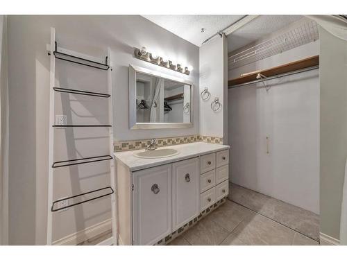 5516 47 Street, Lloydminster, AB - Indoor Photo Showing Bathroom