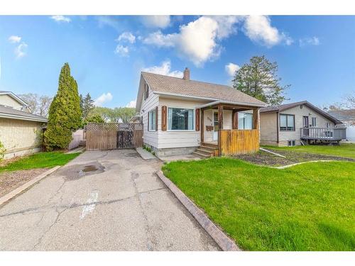 5516 47 Street, Lloydminster, AB - Outdoor With Facade