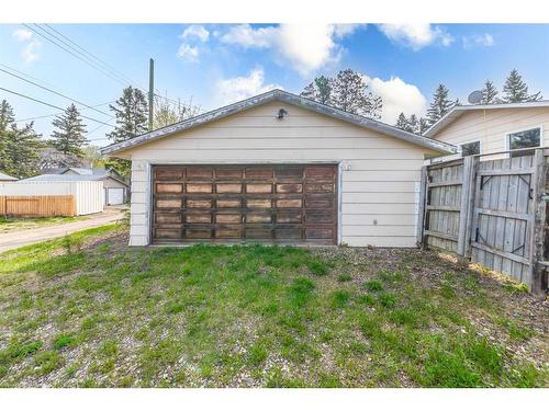 5516 47 Street, Lloydminster, AB - Outdoor