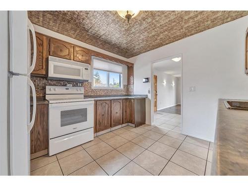 5516 47 Street, Lloydminster, AB - Indoor Photo Showing Kitchen