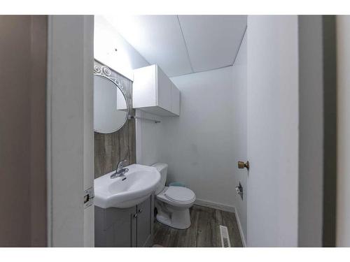5607 43 Street, Lloydminster, AB - Indoor Photo Showing Bathroom