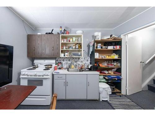 5607 43 Street, Lloydminster, AB - Indoor Photo Showing Kitchen