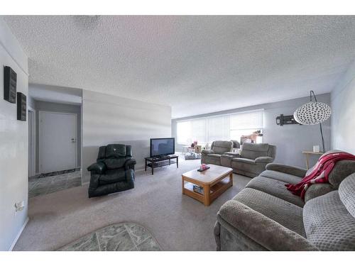 5607 43 Street, Lloydminster, AB - Indoor Photo Showing Living Room