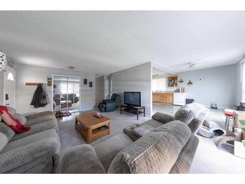 5607 43 Street, Lloydminster, AB - Indoor Photo Showing Living Room
