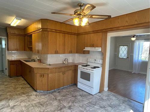 4502 50 Street, Myrnam, AB - Indoor Photo Showing Kitchen