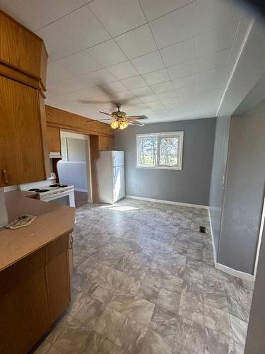 4502 50 Street, Myrnam, AB - Indoor Photo Showing Bathroom