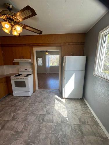 4502 50 Street, Myrnam, AB - Indoor Photo Showing Kitchen