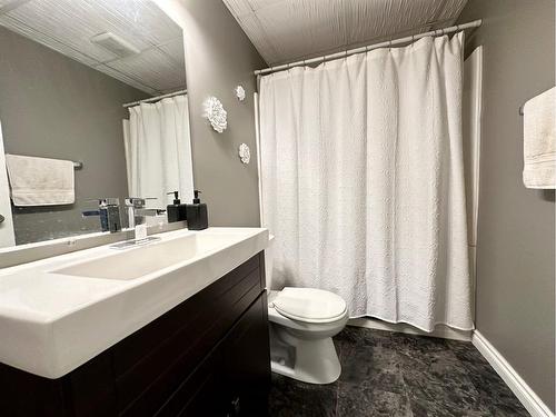 1806 63 Avenue, Lloydminster, AB - Indoor Photo Showing Bathroom