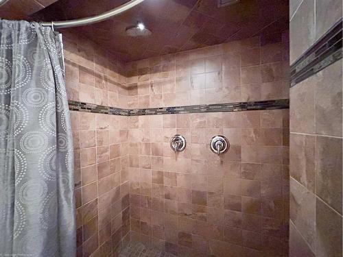 5408 31 Street, Lloydminster, AB - Indoor Photo Showing Bathroom