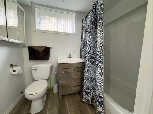 1022 11 Avenue, Wainwright, AB - Indoor Photo Showing Bathroom
