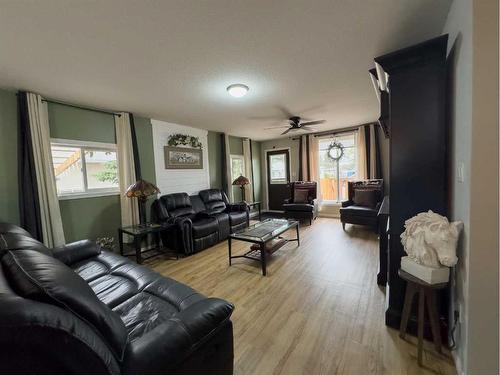 1022 11 Avenue, Wainwright, AB - Indoor Photo Showing Living Room
