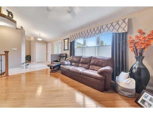 308 3 Street East, Lashburn, SK - Indoor Photo Showing Living Room