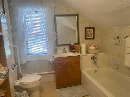 5112 51 Avenue, Irma, AB - Indoor Photo Showing Bathroom