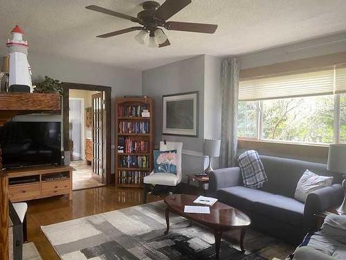 5112 51 Avenue, Irma, AB - Indoor Photo Showing Living Room
