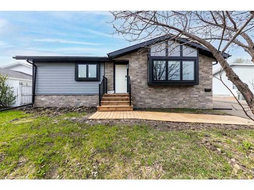 5713 29 Street, Lloydminster, AB - Outdoor