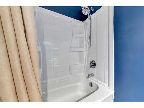 5713 29 Street, Lloydminster, AB - Indoor Photo Showing Bathroom