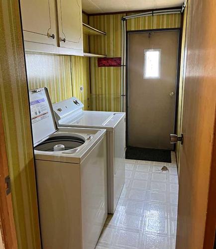 5004 44 Avenue, Vermilion, AB - Indoor Photo Showing Laundry Room