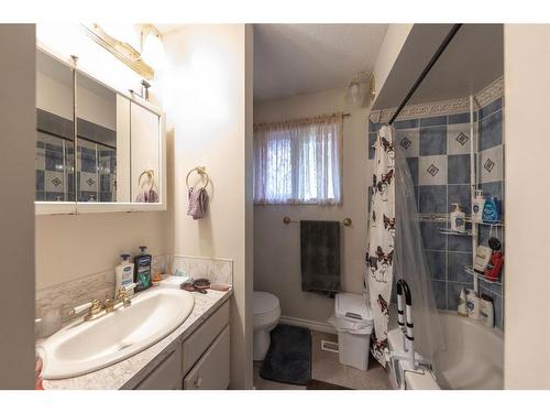 3408 51A Avenue, Lloydminster, AB - Indoor Photo Showing Bathroom