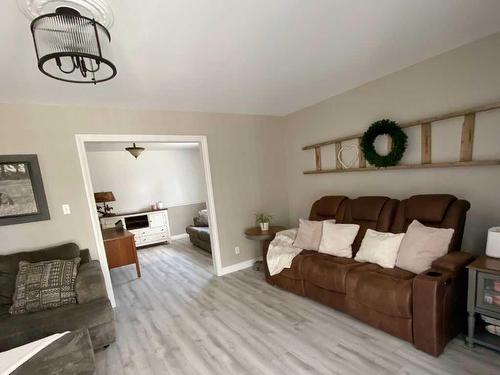 8 Cloverview Crescent, Rural Vermilion River, County Of, AB - Indoor Photo Showing Living Room