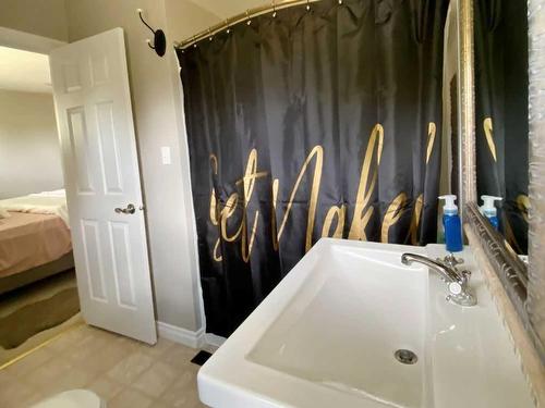 8 Cloverview Crescent, Rural Vermilion River, County Of, AB - Indoor Photo Showing Bathroom