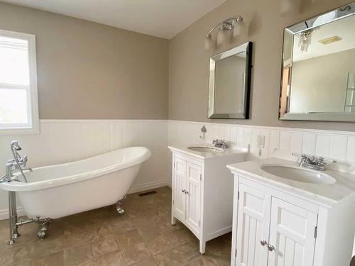 8 Cloverview Crescent, Rural Vermilion River, County Of, AB - Indoor Photo Showing Bathroom