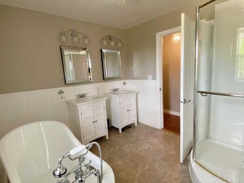 8 Cloverview Crescent, Rural Vermilion River, County Of, AB - Indoor Photo Showing Bathroom