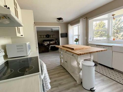 8 Cloverview Crescent, Rural Vermilion River, County Of, AB - Indoor Photo Showing Kitchen