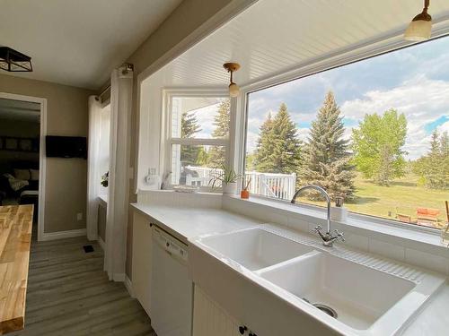 8 Cloverview Crescent, Rural Vermilion River, County Of, AB - Indoor Photo Showing Kitchen With Double Sink