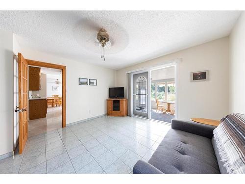 5213 47 Street, Lloydminster, AB - Indoor Photo Showing Living Room