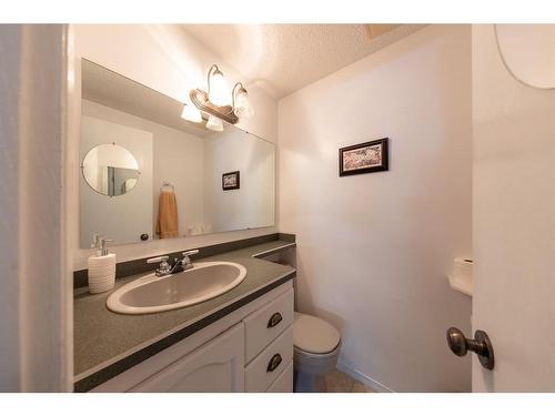 5213 47 Street, Lloydminster, AB - Indoor Photo Showing Bathroom