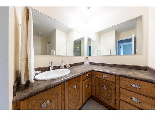 5213 47 Street, Lloydminster, AB - Indoor Photo Showing Bathroom