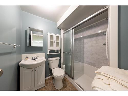 5213 47 Street, Lloydminster, AB - Indoor Photo Showing Bathroom