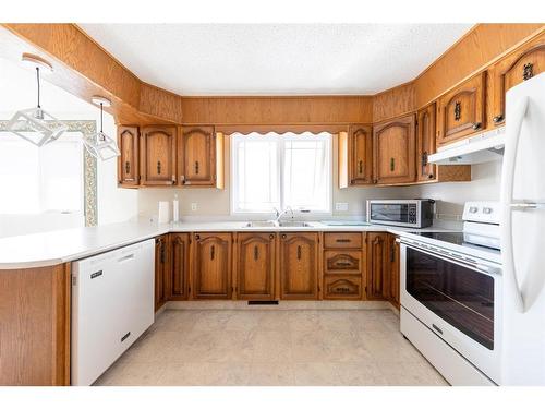 5213 47 Street, Lloydminster, AB - Indoor Photo Showing Kitchen