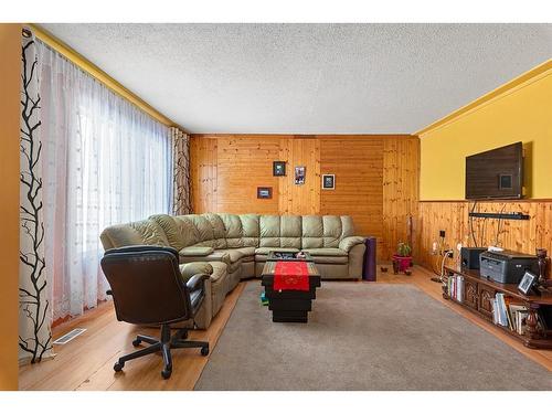 214 2Nd Ave West, Maidstone, SK - Indoor Photo Showing Living Room