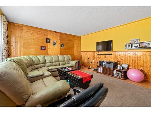 214 2Nd Ave West, Maidstone, SK - Indoor Photo Showing Living Room