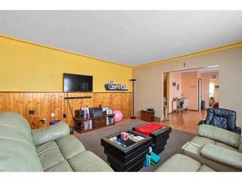 214 2Nd Ave West, Maidstone, SK - Indoor Photo Showing Living Room
