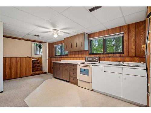 4812 40 Street, Lloydminster, SK - Indoor Photo Showing Kitchen With Double Sink