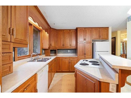 4812 40 Street, Lloydminster, SK - Indoor Photo Showing Kitchen With Double Sink