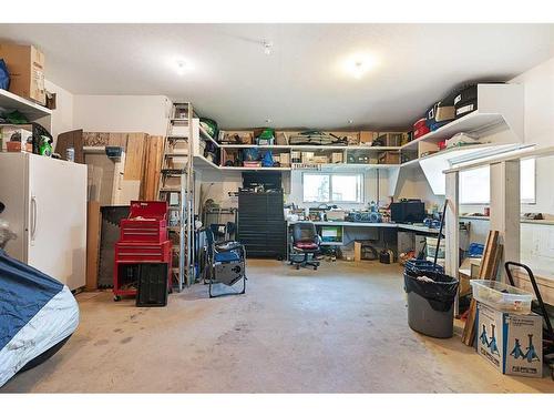 18 3 Avenue Se, Marshall, SK - Indoor Photo Showing Garage