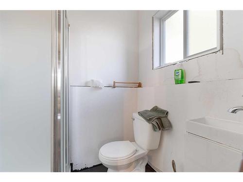 18 3 Avenue Se, Marshall, SK - Indoor Photo Showing Bathroom